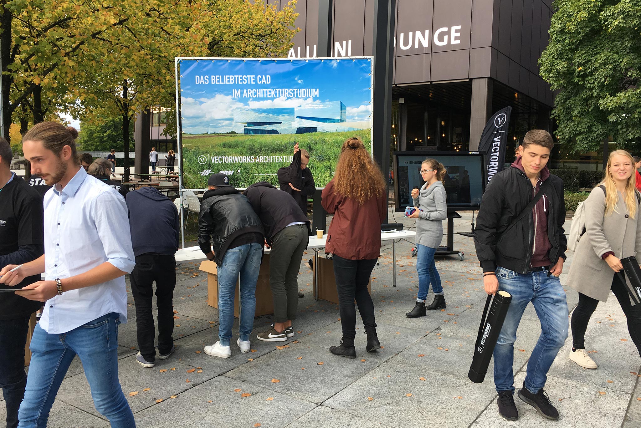 Architekturstudierende freuen sich über iPad Pro