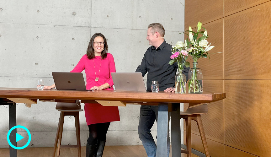 Luise Hofberger und Kai-Michael Meyer moderierten das Event live aus dem Konferenzpavillon von Tadao Ando auf dem Vitra Campus