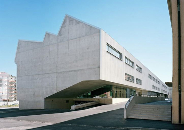 Der lang gezogene Gebäudekörper der neuen Lehrwerkstätten der Ecole des Métiers EMF fügt sich in den grossmassstäblichen Ort des ehemaligen Industrie-Quartiers ein.