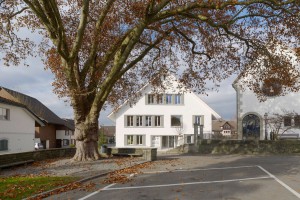 Kirchgemeindezentrum in Fehraltorf – Das Zentrum ist ein gutes Beispiel für neuzeitliches Bauen in der Kernzone.