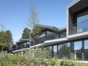 Überbauung Weinbergstrasse in Erlenbach – Die sorgfältig in den Hang eingepasste Gebäudegruppe hat freie Sicht auf den Zürichsee.