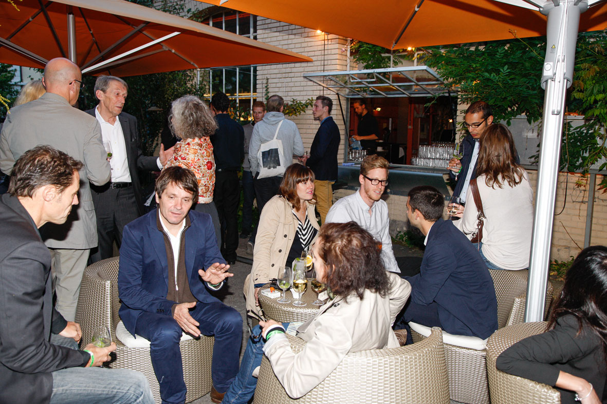 Fröhliche Stimmung beim Architektenfest am Abend.