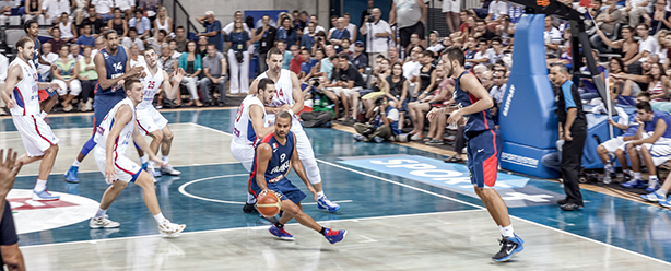 Bei Basketballspielen verwandelt sich die Azur Arena in einen wahren Hexenkessel