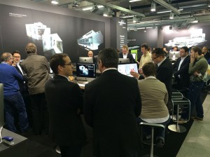 Interessierte Kunden am Messestand