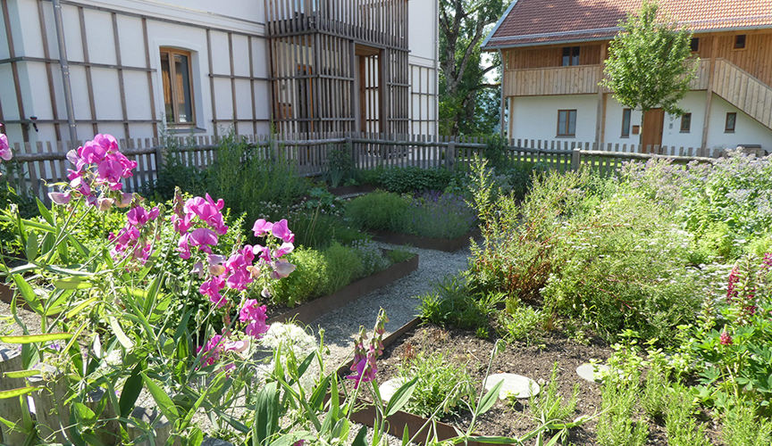 Der Bauerngarten der Hofstelle Karpfsee von Burkhardt | Engelmayer | Mendel PartmbB