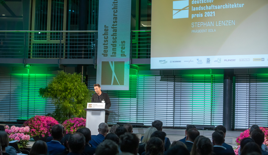 bdla-Präsident Prof. Stephan Lenzen begrüßte die rund 400 Gästen des Abends im Allianz Forum.